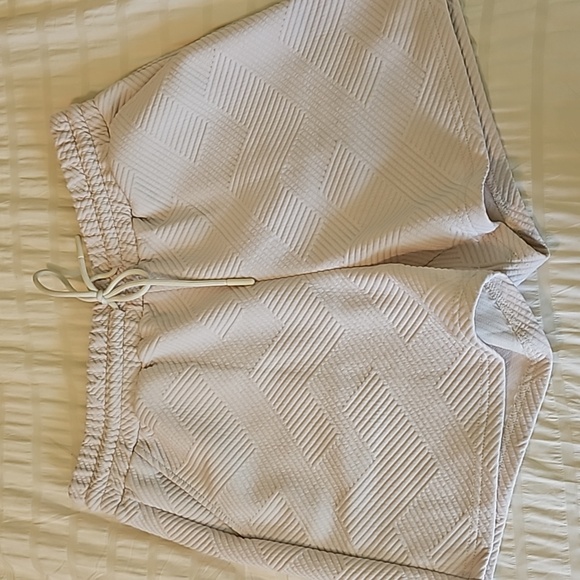 Womans textured shorts with cinchable waist and pockets - Picture 1 of 4